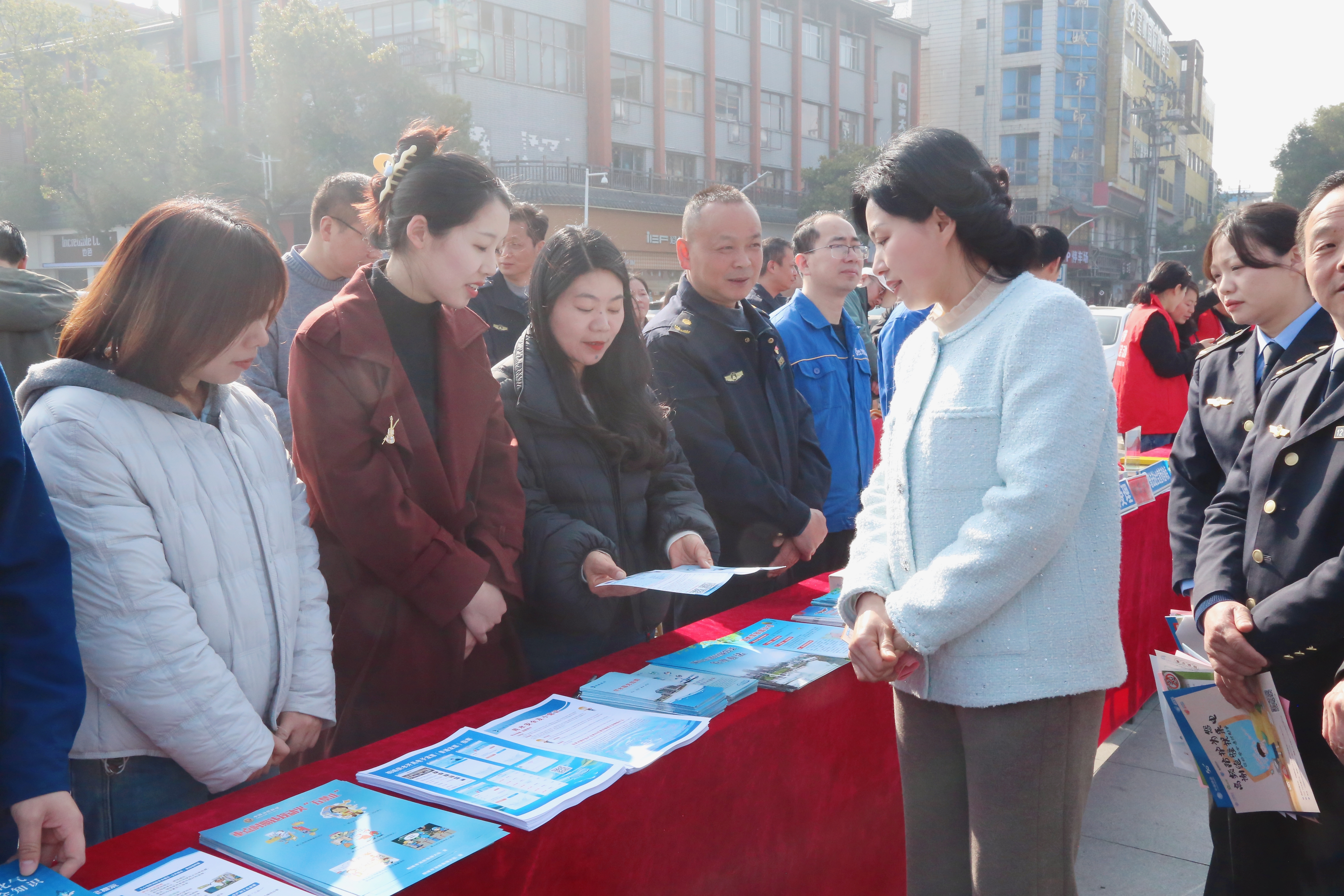 守护性命之源，，，，，，共筑消费和谐——市兴发pt游戏集团深刻发展“3·15”国际消费者权利日宣传征询服务活动