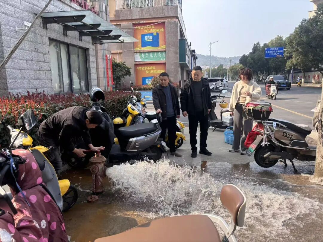 精准冲刷，，，，，，守护清流——市兴发pt游戏集团多措并举提升区域水质